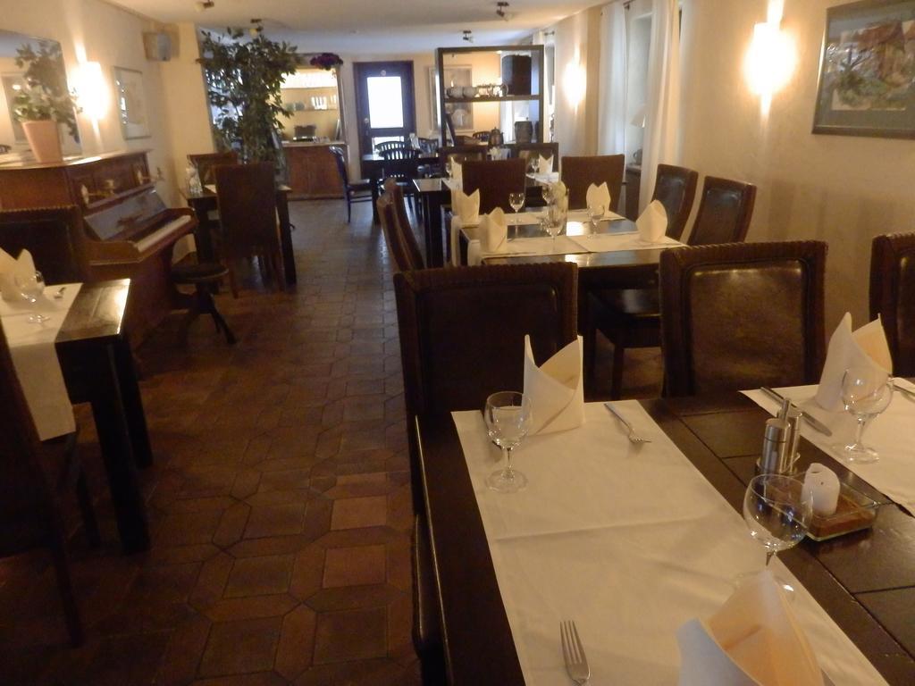 Landgasthof & Hotel "Zum Schwan" Gmbh Trippstadt Kültér fotó